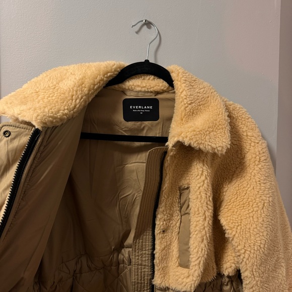 Everlane - The Quilted Teddy Coat in Dark Khaki/Cashew - Picture 4 of 12